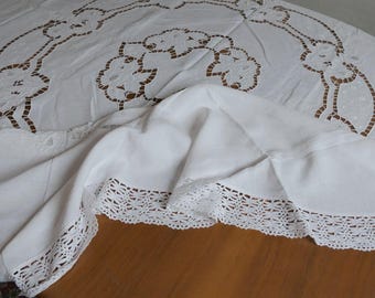 T113 Fantastic Vintage Handmade Linen Tablecloth Elevated Richelieu Roses & Bobbin Lace 61"Round