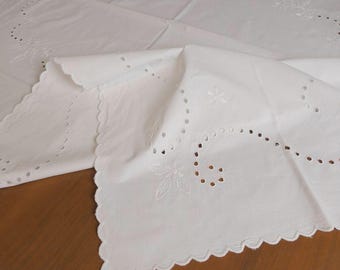 T70 Fantastic Handmade Vintage Linen Tablecloth Embroidery Cutwork Scallops 61x44"