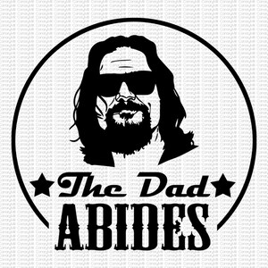 以下が含まれることがあります： サングラスとひげを生やした男性の白黒イラスト。円の中に描かれており、その下に「The Dad Abides」というテキストがあります。