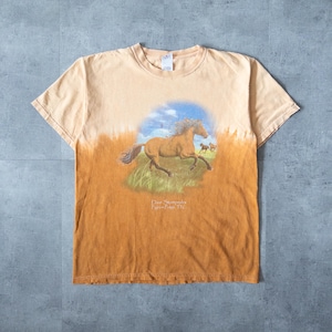 Könnte beinhalten: Ein hellbraunes und orangefarbenes T-Shirt mit einer Grafik eines galoppierenden Pferdes auf einer Wiese unter blauem Himmel. Das Shirt hat einen Dip-Dye-Effekt. Der Text unten lautet "Doe Stampede, Fayette, TN."