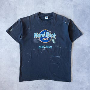 Camiseta vintage dos anos 90 com costura única e desgastada do Hard Rock Cafe Chicago - Estética dos anos 90, roupas vintage, camisas dos anos 90, estética Y2K, camiseta dos anos 80