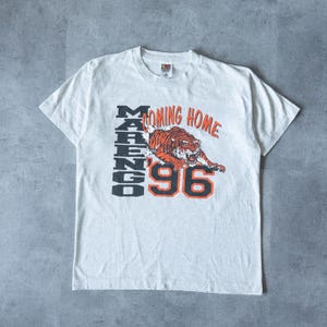 Vintage 90er Single Stitch College Tiger Graphic Tee - Vintage-Kleidung, Ästhetik der 90er Jahre, Sportbekleidung, Fußball-T-Shirt
