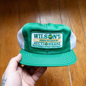 Könnte beinhalten: Ein Set aus drei Keramikbechern mit gesprenkelter, matter Oberfläche. Die Becher sind in Creme-, Hellgrau- und Dunkelgrautönen gehalten. Jeder Becher hat ein schlichtes, minimalistisches Design.