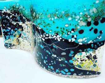 Scultura moderna e contemporanea a forma di onda in vetro. Scultura in vetro dai colori neutri del mare.