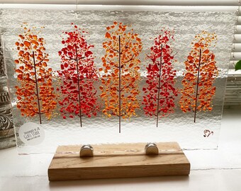 Alberi autunnali acchiappasole in vetro fuso fatto a mano con supporto in faggio. Arance e rossi, alberi artistici in vetro, sculture di alberi in vetro