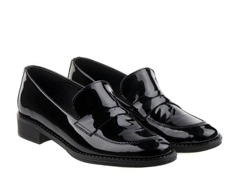 Mocassins faits main en cuir verni noir : chaussures de bureau élégantes pour femmes