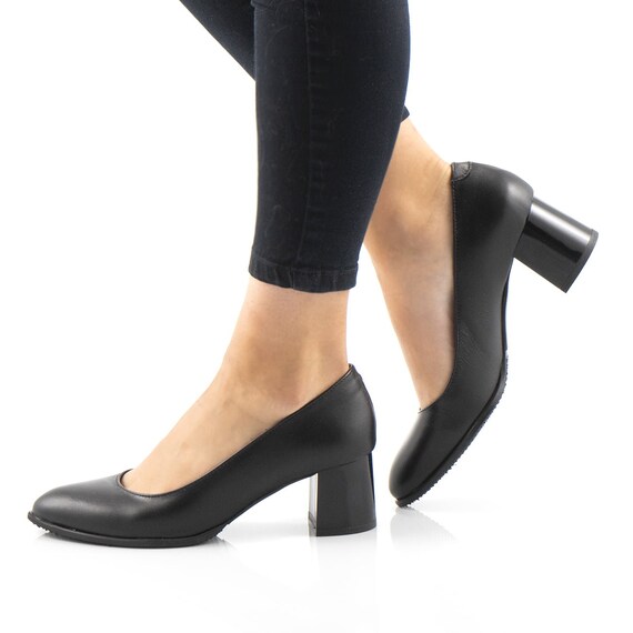Klassieke zwarte pumps met lage dikke hak en puntige neus - Etsy België
