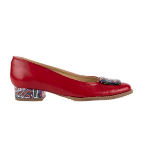 Ręcznie robione czerwone skórzane buty: wzorzysta ozdoba na obcasie, styl biurowy