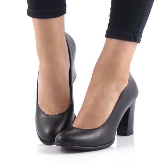 Zwart lederen pumps met dikke hakken Pointy Toe Pumps - Etsy Nederland