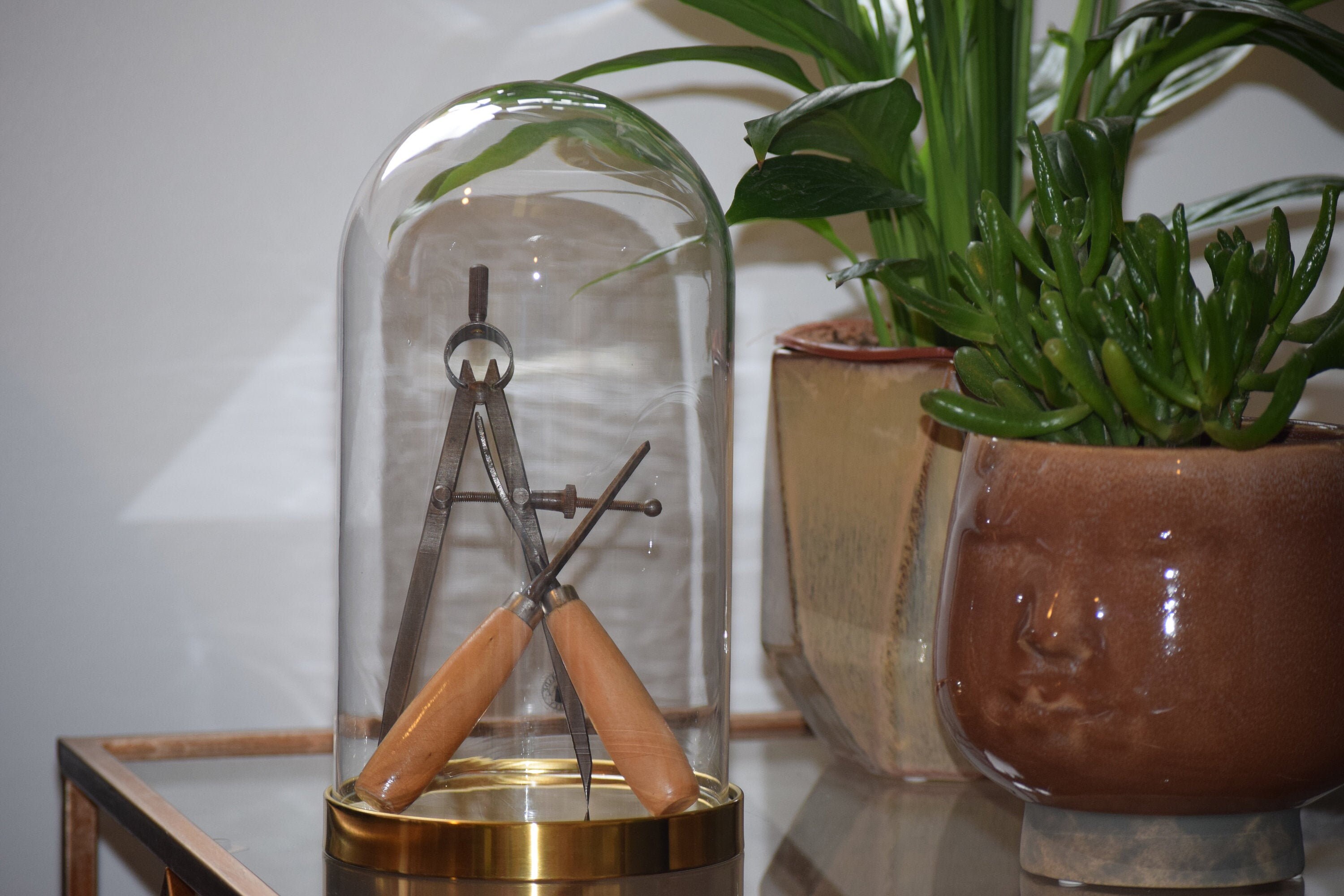 Outils Anciens de Menuiserie Chinés. Cloche en Verre. Compas. Ciseaux à Bois. Antic Tools. Carpenter