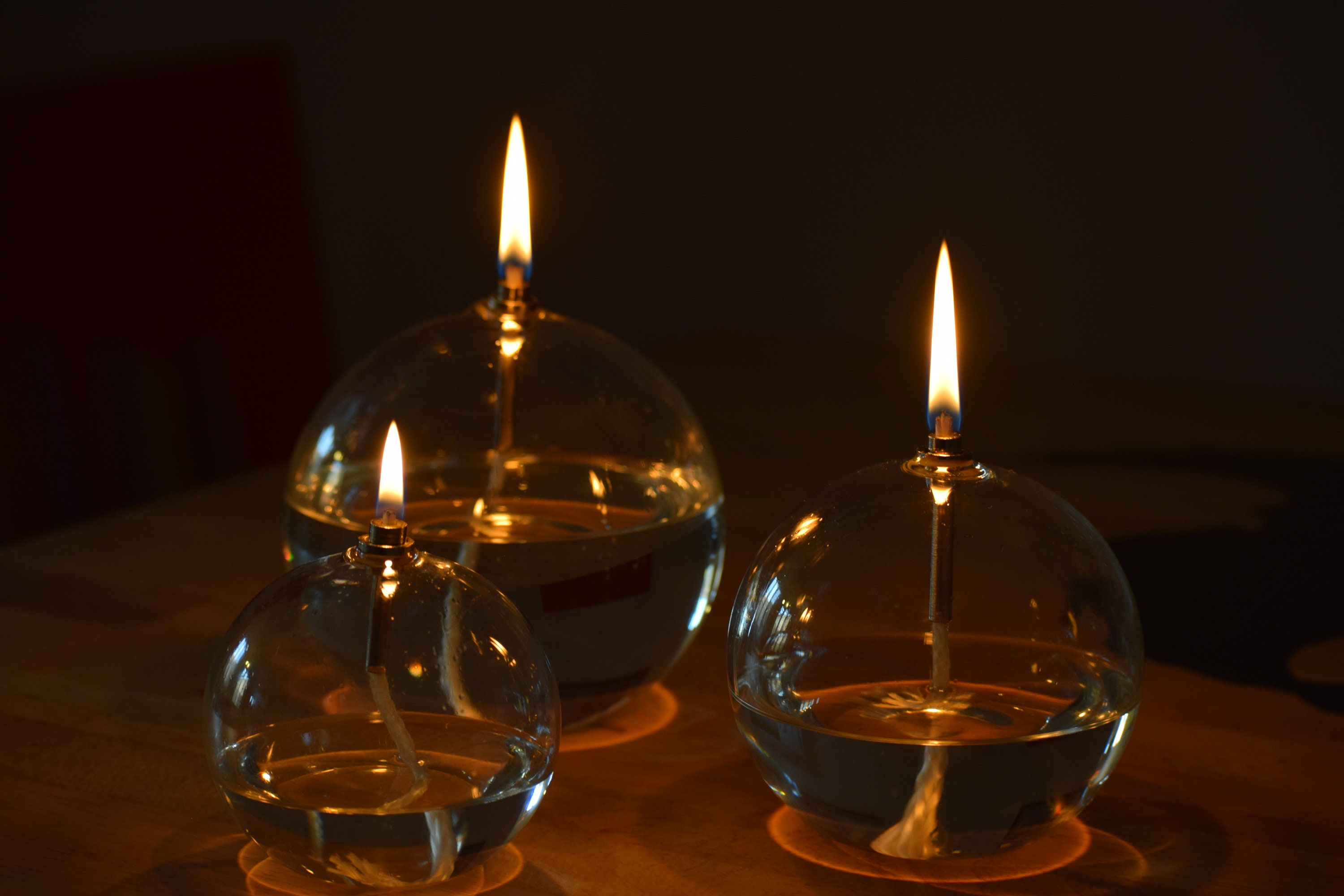 Öllampen aus mundgeblasenem Glas. Öllampe aus mundgeblasenem Glas. runden. Blase. Ball. Jahrgang