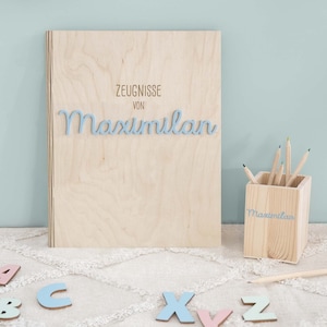 Personalisierte Zeugnismappe Junge Holz + 3D-Name, Geschenk zur Einschulung, Einschulungsgeschenk Junge, optional m. Stiftehalter, hellomini