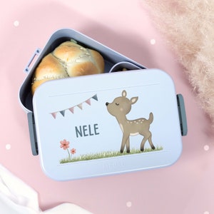 Eine bunt bedruckte Mepal Lunchbox mit niedlichem Rehkitz Motiv