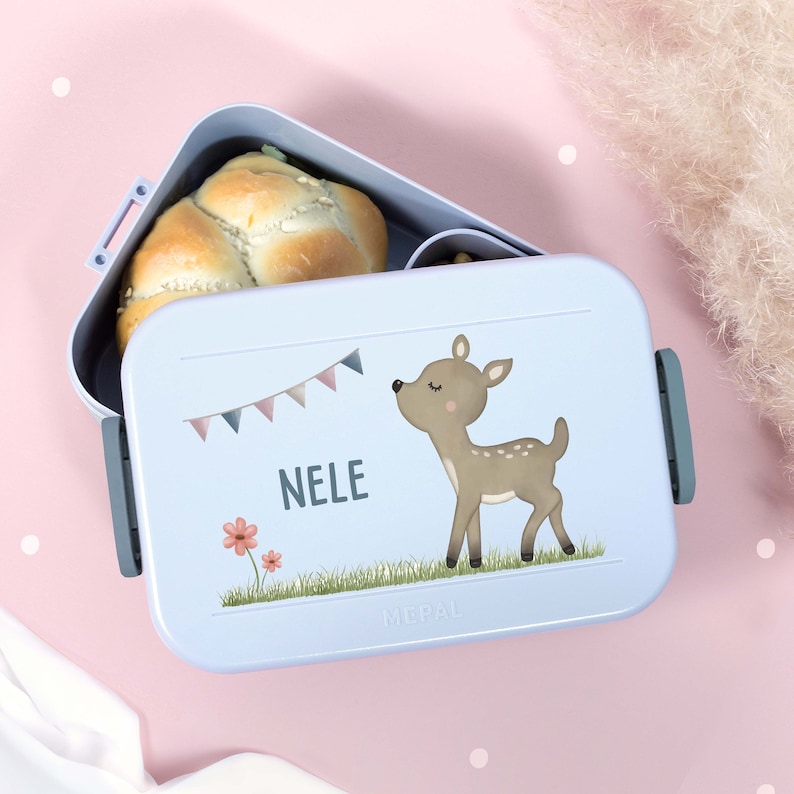 Eine bunt bedruckte Mepal Lunchbox mit niedlichem Rehkitz Motiv