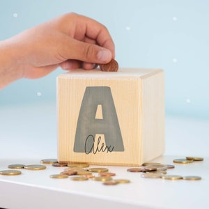 Personalisierte Spardose aus Holz Buchstabe Geschenk zum Geburtstag Geschenk zur Einschulung Holzspardose zur Geburt hellomini Bild 5