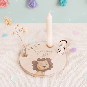 Personalisierter Geburtstagsteller Tiermotiv aus Holz mit Kerzenhalter, Vase & Jahreszahlen Geburtstagsdeko 1. Geburtstag Baby Geschenk Löwe