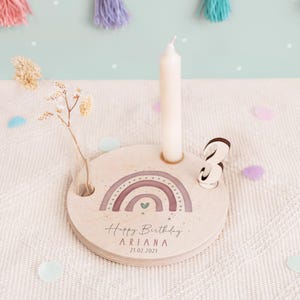 Personalisierter Geburtstagsteller Regenbogen aus Holz mit Kerzenhalter, Vase & Jahreszahlen - Geburtstagsdeko - 1. Geburtstag Baby Geschenk