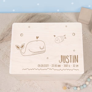 Könnte beinhalten: Eine Holz-Erinnerungskiste mit einem Wal- und Fisch-Design. Die Kiste ist mit dem Namen "Justin", dem Datum "09.09.2021", der Uhrzeit "22:36 Uhr", dem Gewicht "3661 g" und der Länge "52 cm" graviert.
