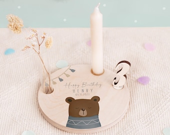 Personalisierter Geburtstagsteller Bär Holz mit Kerzenhalter, Vase & Jahreszahlen - Geburtstagsdeko - 1. Geburtstag Baby Geschenk, hellomini