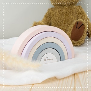 Personalisiertes Holzspielzeug Baby Regenbogen - Kinderzimmer Dekoration - Motorik Spielzeug mit Namen - Stapelsteine - Geschenk zur Geburt