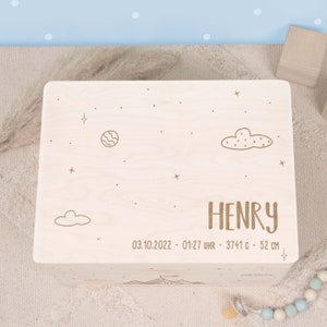 Personalisierte Erinnerungskiste Baby Holz, Holzkiste zur Aufbewahrung besonderer Erinnerungen, Geschenk zur Geburt, Bergwelt, hellomini
