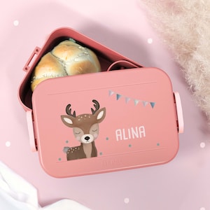 Könnte beinhalten: Rosa Lunchbox mit einem Hirsch-Design und dem Namen "ALINA" auf der Vorderseite. Die Lunchbox ist von Mepal.