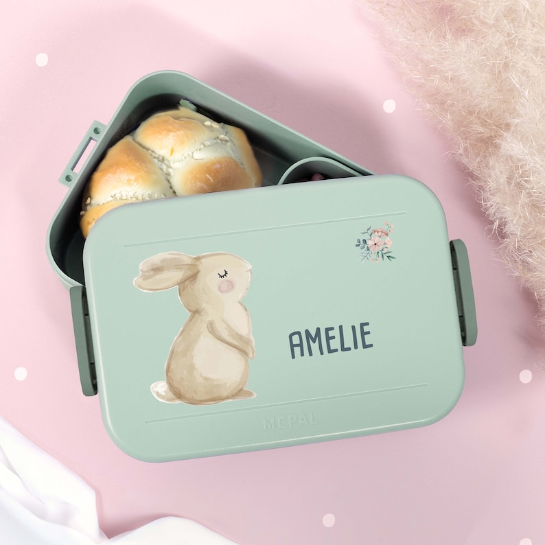 Eine bunt bedruckte Mepal Lunchbox mit niedlichem Hase Motiv