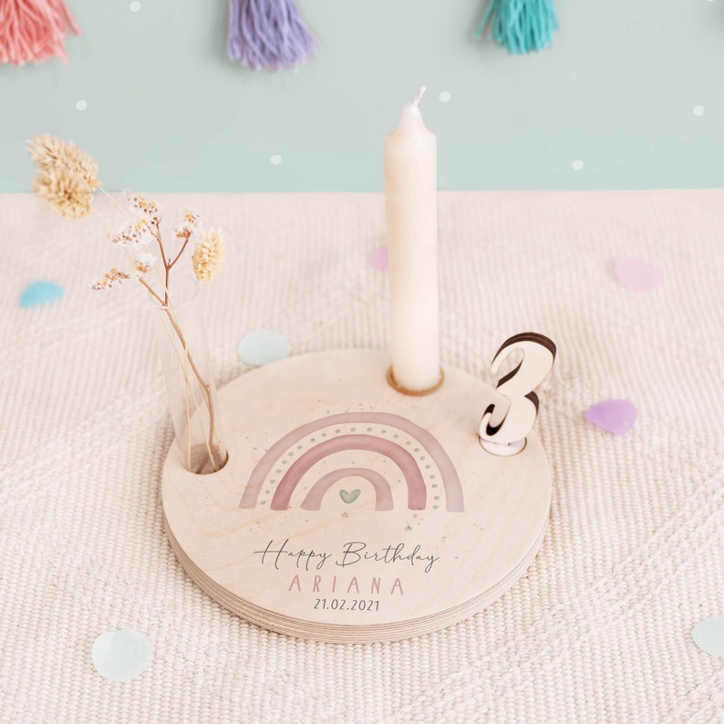 Personalisierter Geburtstagsteller Regenbogen aus Holz mit Kerzenhalter, Vase & Jahreszahlen Geburtstagsdeko 1. Geburtstag Baby Geschenk Regenbogen Rosa