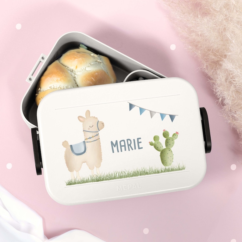 Eine bunt bedruckte Mepal Lunchbox mit niedlichem Alpaka Motiv