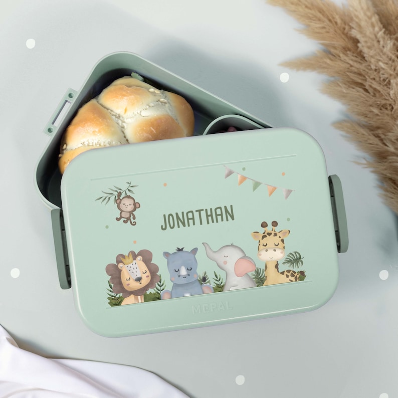 Eine bunt bedruckte Mepal Lunchbox mit niedlichem Safari Tiermotiv