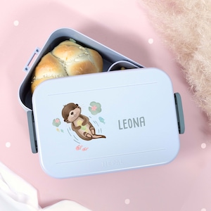 Eine bunt bedruckte Mepal Lunchbox mit niedlichem Otter Motiv