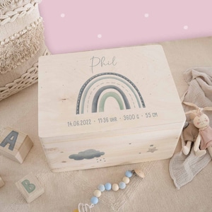 Personalisierte Erinnerungskiste Baby Regenbogen, Erinnerungsbox Kinder Holz, Geschenk zur Geburt, Taufgeschenk, Kindergeschenk, hellomini Blau mit Vorderdruck