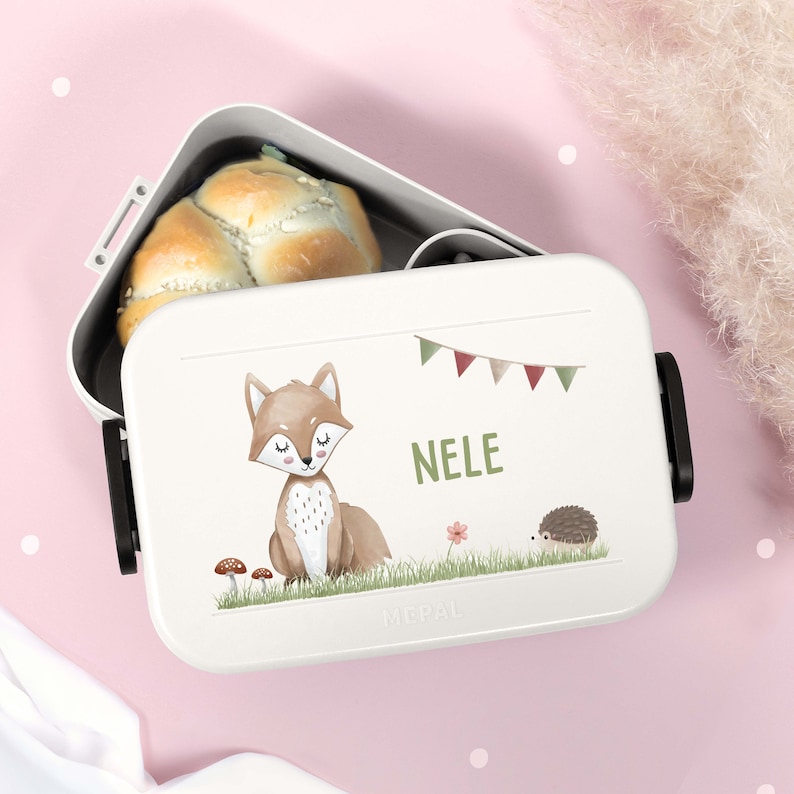 Eine bunt bedruckte Mepal Lunchbox mit niedlichem Fuchs Motiv