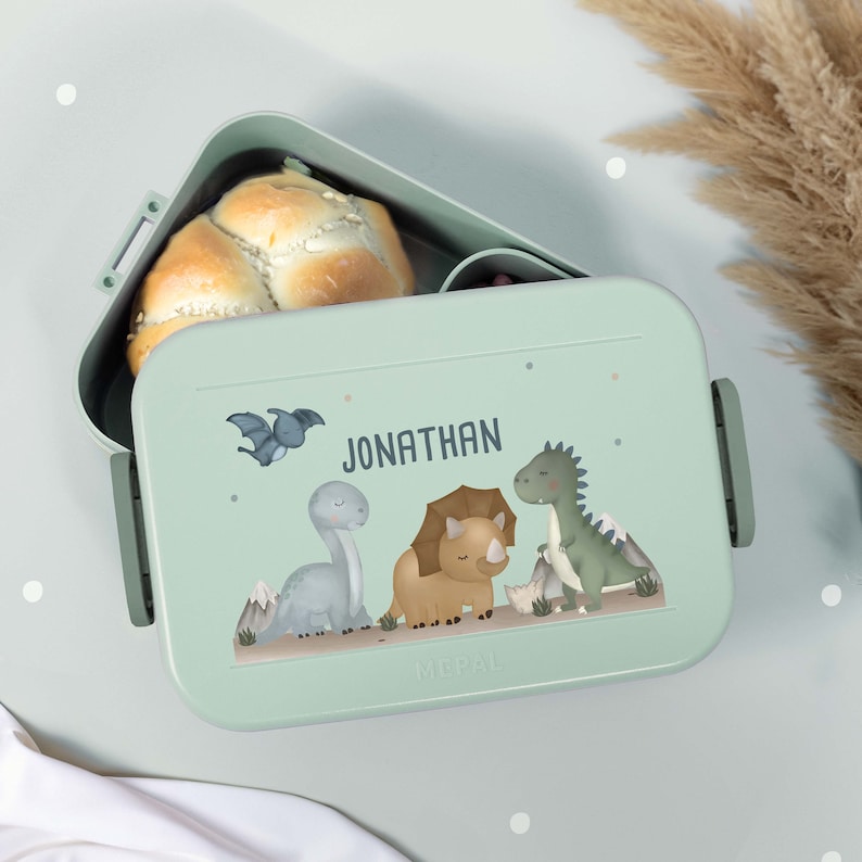 Eine bunt bedruckte Mepal Lunchbox mit niedlichem Dinosaurier Motiv
