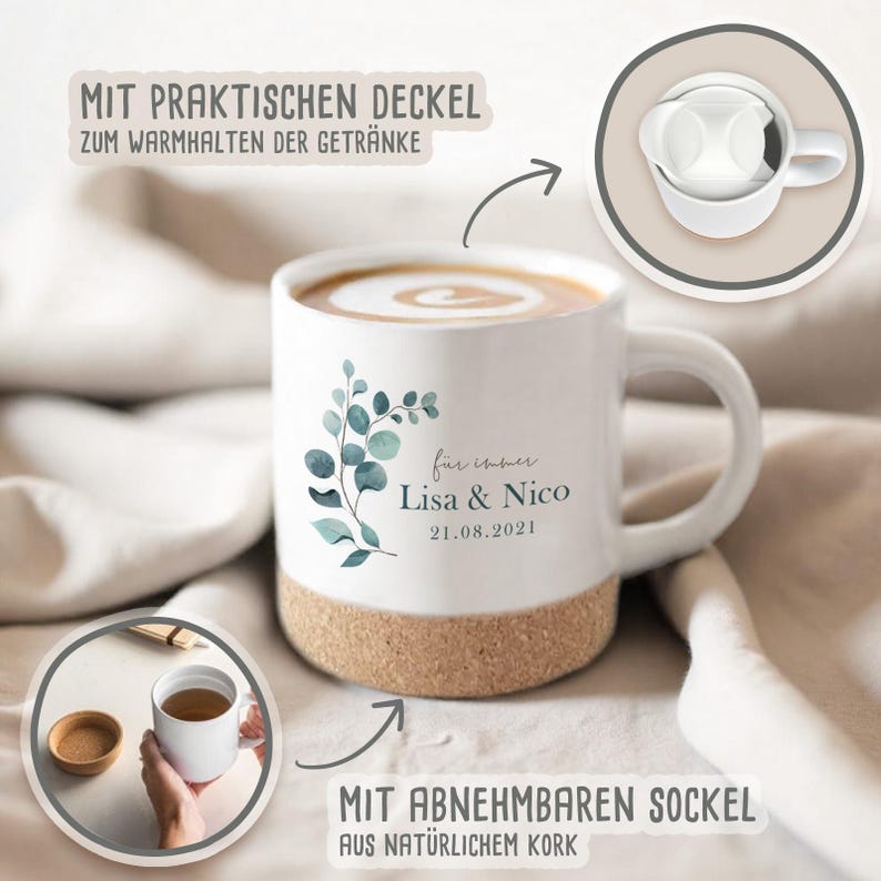 May include: White ceramic mug with a cork base, filled with coffee and a decorative leaf design. The mug has the text "Lisa & Nico 21.08.2021". Includes a lid and a small cup. The text "MIT PRAKTISCHEN DECKEL ZUM WARMHALTEN DER GETR&Auml;NKE" is visible.