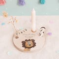 Personalisierter Geburtstagsteller Tiermotiv aus Holz mit Kerzenhalter, Vase & Jahreszahlen - Geburtstagsdeko - 1. Geburtstag Baby Geschenk