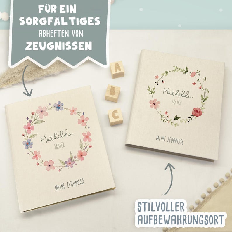 May include: Two off-white binders with a floral wreath illustration, the name Mathilda Maier, and the text Meine Zeugnisse. Three wooden blocks with the letters A, B, and C are placed between the binders. Text overlays read F&uuml;r ein sorgf&auml;ltiges Abheften von Zeugnissen and Stilvoller Aufbewahrungsort.
