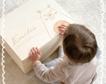 Personalisierte Erinnerungskiste Baby Bär, Holzkiste Kinder, Holz Erinnerungsbox, eingravierter Name, Geschenk zur Geburt, Taufe, hellomini