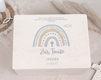 Könnte beinhalten: Helle Holzkiste mit Regenbogen-Design, Kreuz und Text. Die Kiste ist mit einem Namen und Datum personalisiert. Der Text enthält einen Bibelvers und das Wort "Taufe". Eine Andenkenkiste.