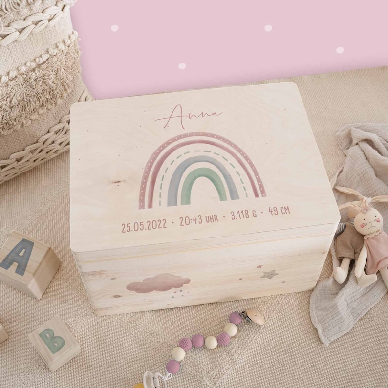 Personalisierte Erinnerungskiste Baby Regenbogen, Erinnerungsbox Kinder Holz, Geschenk zur Geburt, Taufgeschenk, Kindergeschenk, hellomini Rosa mit Vorderdruck