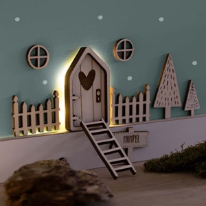 Wichteltür LED-Beleuchtung Personalisiert mit Zubehör - Weihnachten - Adventskalender Holz - Adventszeit - Geschenke für Kinder - hellomini