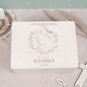 Könnte beinhalten: Eine Holzkiste mit einem Tauben- und Blumendesign, graviert mit dem Text "Denn er hat seinen Engeln befohlen, dass sie dich behüten auf allen deinen Wegen." Psalm 91,11. Die Box trägt auch den Text "Zur Taufe von ALEXANDER 21.08.2021".