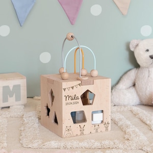 Gepersonaliseerde Baby Motor Skills Cube Animal Worlds - Montessori Speelgoed - Doopcadeau voor Kind - 1e Verjaardag - Geboortecadeau - hellomini