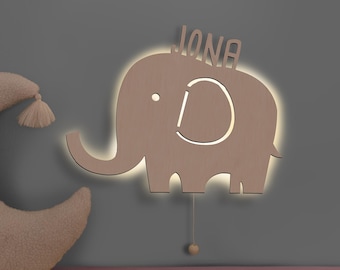 Personalisierte Wandlampe Holz, LED-Licht, Schlummerlicht, Schlaflicht Baby/Kind, Leuchte Kinderzimmer "Elenor der Elefant" ca. 30x42cm