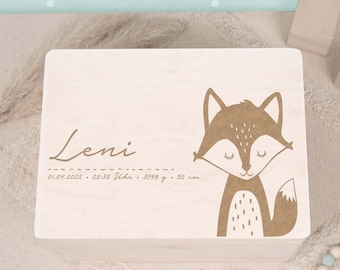May include: A wooden keepsake box with a fox design and the name "Leni" engraved on the lid. The box also includes the date "01.04.2022", time "22:32 Uhr", weight "3548 g", and length "52 cm".
