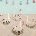 Personalisierter Geburtstagsteller aus Holz mit Kerzenhalter, Vase & Jahreszahlen - Geburtstagsdeko - 1. Geburtstag, Babygeschenk, hellomini