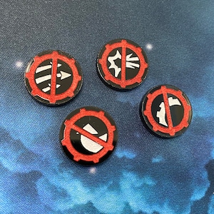 Könnte beinhalten: Vier schwarze und rote runde Token mit weißen Symbolen. Die Symbole sind ein Stern, eine Welle, ein Speer und eine Mondsichel.