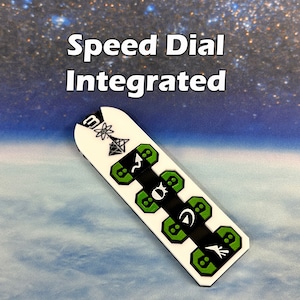 Peut inclure: Un cadran de numérotation rapide intégré blanc et noir avec des symboles verts. Le cadran comporte une série de boutons avec différents symboles, notamment une lune croissante, une étoile et un éclair.