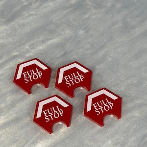 Puede incluir: Un letrero de madera rústica con el texto "Welcome to our home" en letras blancas. El letrero presenta un acabado envejecido y un diseño sencillo y acogedor.