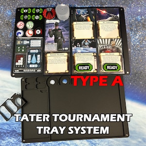 Könnte beinhalten: Ein schwarzes Kunststoff-Spielbrett Tater Tournament Tray System Type A mit Fächern für Spielkarten, Marker und Drehscheiben. Das Tablett enthält verschiedene Star Wars-Spielkarten wie Admiral Sloane, Hardened Bulkheads und X17 Turbolasers sowie grüne Ready-Marker.